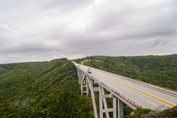 Küba'da bir yeşil vadi üzerinde uzun köprü