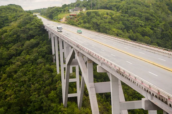 Hohe brücke über ein grünes tal in kuba — Stockfoto