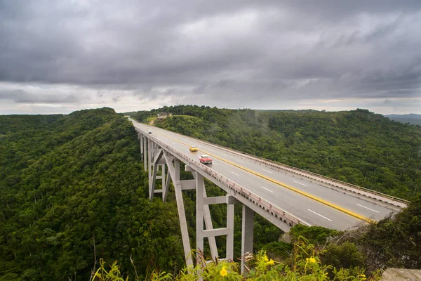 Küba'da bir yeşil vadi üzerinde uzun köprü