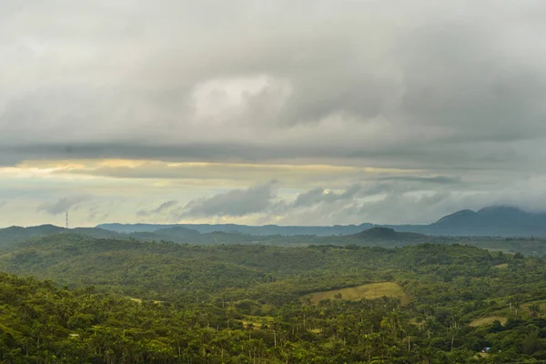 Küba'da yeşil tepeler, güzel manzara görünümdür