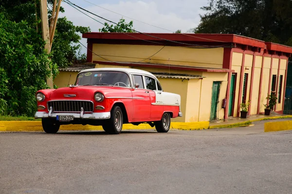 Clásico coche de época en la Habana Vieja — Foto de Stock