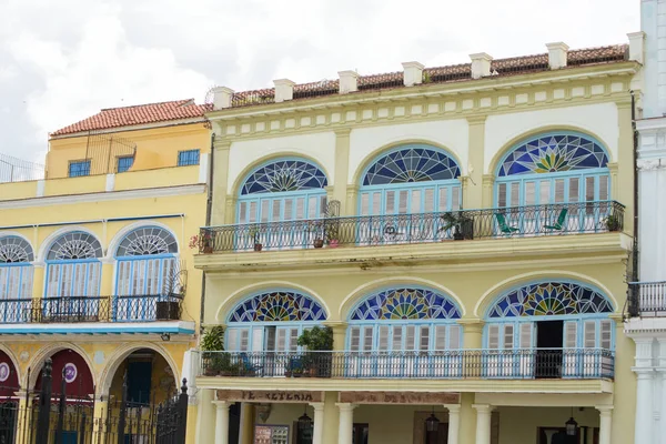 Гавана, Куба колоніальному будинку на Plaza Vieja — стокове фото