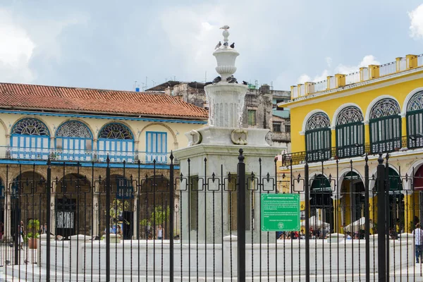 Hawana, Kuba się w kolonialnym budynku na Plaza Vieja — Zdjęcie stockowe