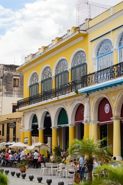 Havana, Cuba um edifício colonial na Plaza Vieja — Fotografia de Stock