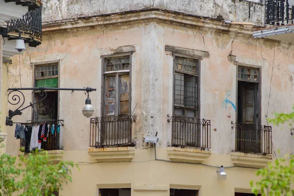 Alte Straße in der Innenstadt von Havanna — Stockfoto