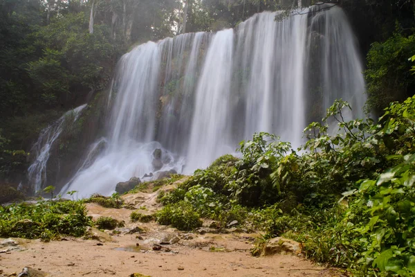 Küba'da güzel, basamaklı şelale