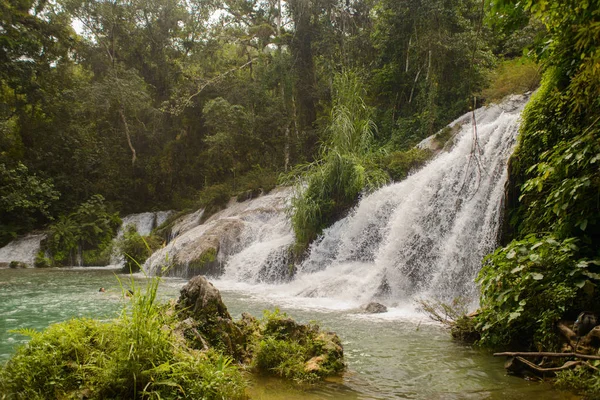 Hermosa cascada en cascada en Cuba — Foto de Stock