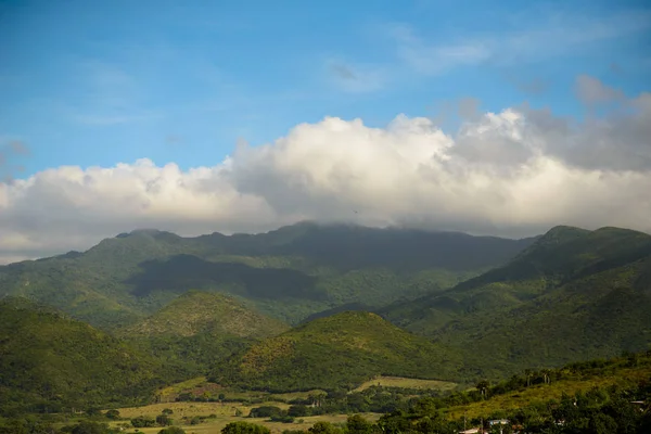 Der blick ist eine wunderschöne landschaft mit grünen hügeln in kuba — Stockfoto