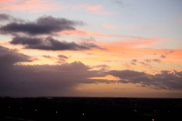 Nubes de atardecer cúmulos con puesta de sol —  Fotos de Stock