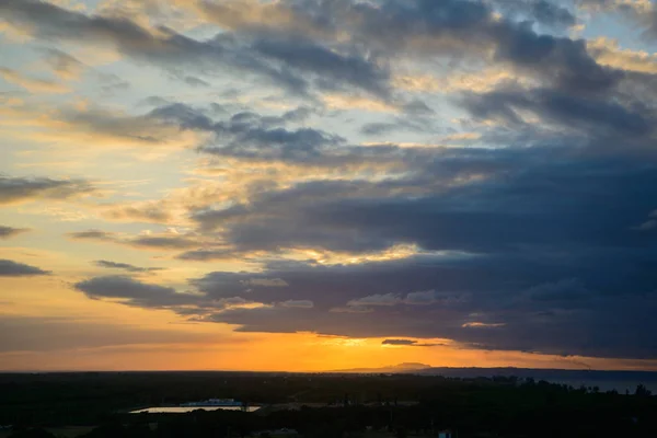 Nubes de atardecer cúmulos con puesta de sol —  Fotos de Stock