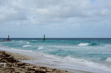 güzel bir sahne Kübalı sahil Varadero - koyu mavi ufuk azure Atlantik Okyanusu sular.,