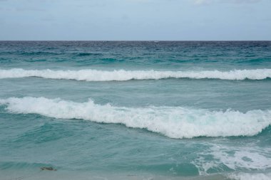 güzel bir sahne Kübalı sahil Varadero - koyu mavi ufuk azure Atlantik Okyanusu sular.,