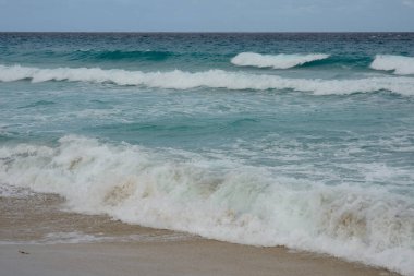 güzel bir sahne Kübalı sahil Varadero - koyu mavi ufuk azure Atlantik Okyanusu sular.,