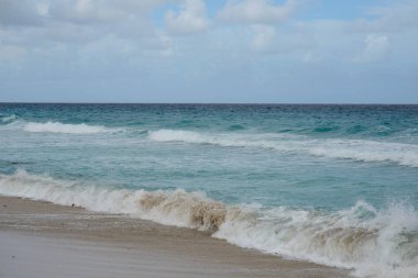 güzel bir sahne Kübalı sahil Varadero - koyu mavi ufuk azure Atlantik Okyanusu sular.,
