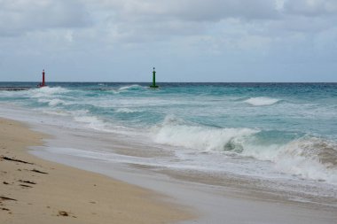 güzel bir sahne Kübalı sahil Varadero - koyu mavi ufuk azure Atlantik Okyanusu sular.,