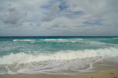 güzel bir sahne Kübalı sahil Varadero - koyu mavi ufuk azure Atlantik Okyanusu sular.,