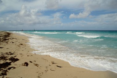 güzel bir sahne Kübalı sahil Varadero - koyu mavi ufuk azure Atlantik Okyanusu sular.,