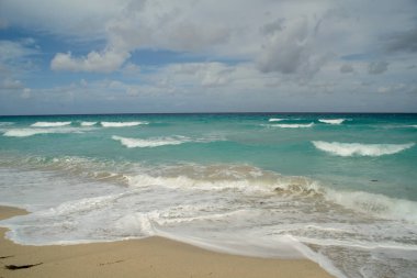 güzel bir sahne Kübalı sahil Varadero - koyu mavi ufuk azure Atlantik Okyanusu sular.,
