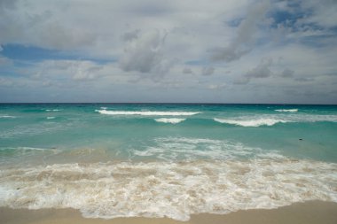 güzel bir sahne Kübalı sahil Varadero - koyu mavi ufuk azure Atlantik Okyanusu sular.,