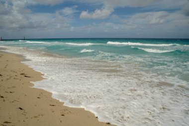güzel bir sahne Kübalı sahil Varadero - koyu mavi ufuk azure Atlantik Okyanusu sular.,
