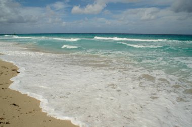 güzel bir sahne Kübalı sahil Varadero - koyu mavi ufuk azure Atlantik Okyanusu sular.,