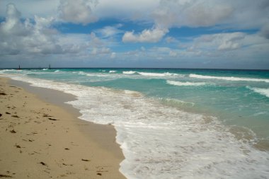 güzel bir sahne Kübalı sahil Varadero - koyu mavi ufuk azure Atlantik Okyanusu sular.,