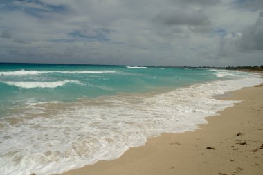güzel bir sahne Kübalı sahil Varadero - koyu mavi ufuk azure Atlantik Okyanusu sular.,