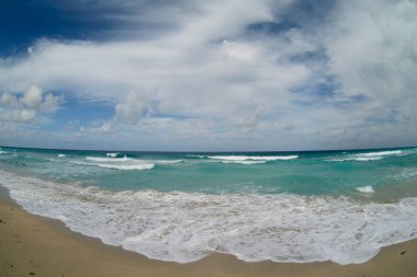 güzel bir sahne Kübalı sahil Varadero - koyu mavi ufuk azure Atlantik Okyanusu sular.,