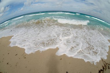 güzel bir sahne Kübalı sahil Varadero - koyu mavi ufuk azure Atlantik Okyanusu sular.,