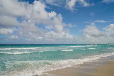 güzel bir sahne Kübalı sahil Varadero - koyu mavi ufuk azure Atlantik Okyanusu sular.,