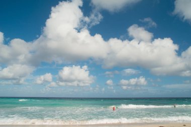 güzel bir sahne Kübalı sahil Varadero - koyu mavi ufuk azure Atlantik Okyanusu sular.,