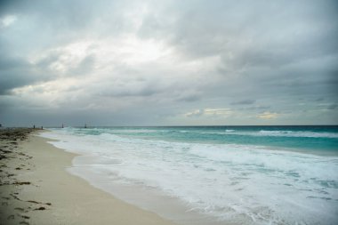 güzel bir sahne Kübalı sahil Varadero - koyu mavi ufuk azure Atlantik Okyanusu sular.,