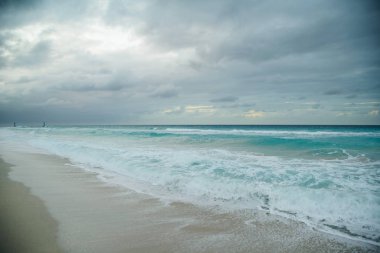 güzel bir sahne Kübalı sahil Varadero - koyu mavi ufuk azure Atlantik Okyanusu sular.,