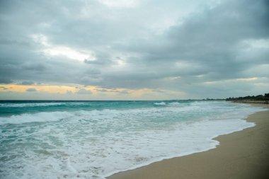 güzel bir sahne Kübalı sahil Varadero - koyu mavi ufuk azure Atlantik Okyanusu sular.,