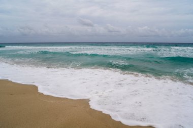 güzel bir sahne Kübalı sahil Varadero - koyu mavi ufuk azure Atlantik Okyanusu sular.,