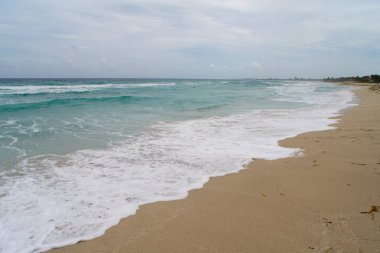 güzel bir sahne Kübalı sahil Varadero - koyu mavi ufuk azure Atlantik Okyanusu sular.,