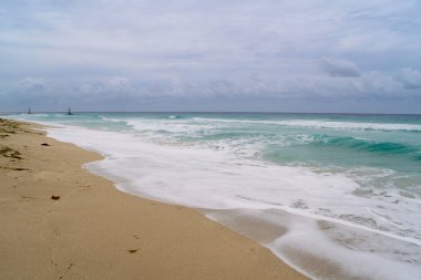 güzel bir sahne Kübalı sahil Varadero - koyu mavi ufuk azure Atlantik Okyanusu sular.,