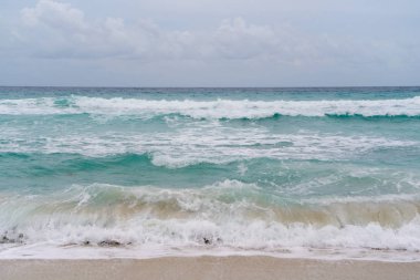 güzel bir sahne Kübalı sahil Varadero - koyu mavi ufuk azure Atlantik Okyanusu sular.,