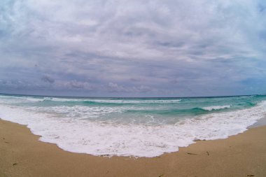 güzel bir sahne Kübalı sahil Varadero - koyu mavi ufuk azure Atlantik Okyanusu sular.,