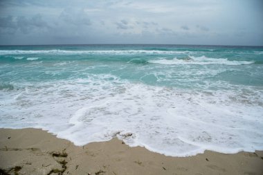 güzel bir sahne Kübalı sahil Varadero - koyu mavi ufuk azure Atlantik Okyanusu sular.,
