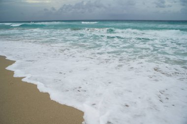 güzel bir sahne Kübalı sahil Varadero - koyu mavi ufuk azure Atlantik Okyanusu sular.,