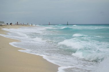 güzel bir sahne Kübalı sahil Varadero - koyu mavi ufuk azure Atlantik Okyanusu sular.,