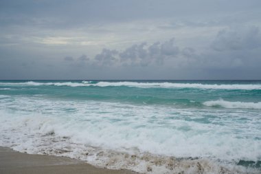 güzel bir sahne Kübalı sahil Varadero - koyu mavi ufuk azure Atlantik Okyanusu sular.,