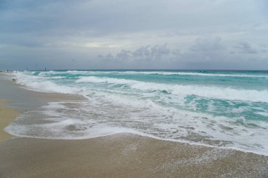 güzel bir sahne Kübalı sahil Varadero - koyu mavi ufuk azure Atlantik Okyanusu sular.,