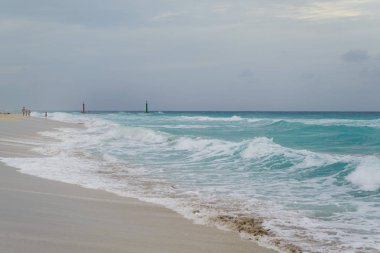 güzel bir sahne Kübalı sahil Varadero - koyu mavi ufuk azure Atlantik Okyanusu sular.,