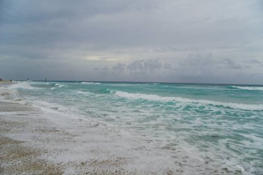 güzel bir sahne Kübalı sahil Varadero - koyu mavi ufuk azure Atlantik Okyanusu sular.,