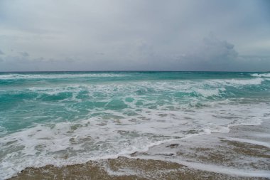 güzel bir sahne Kübalı sahil Varadero - koyu mavi ufuk azure Atlantik Okyanusu sular.,