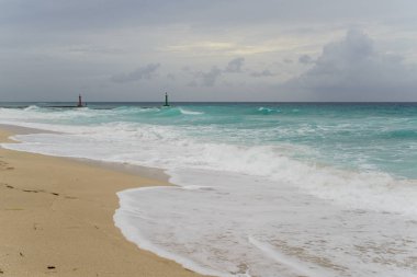güzel bir sahne Kübalı sahil Varadero - koyu mavi ufuk azure Atlantik Okyanusu sular.,