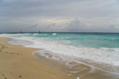 güzel bir sahne Kübalı sahil Varadero - koyu mavi ufuk azure Atlantik Okyanusu sular.,