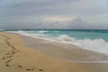 güzel bir sahne Kübalı sahil Varadero - koyu mavi ufuk azure Atlantik Okyanusu sular.,